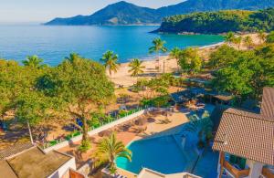 鲍巴波尔图普巴旅馆的享有带游泳池和海滩的度假村的空中景致