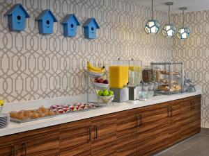 韦斯特莱克克利夫兰西湖圣淘沙集团酒店的厨房提供包括水果和饮料的自助餐