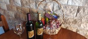 蒂哈拉费Casa Tata的2瓶葡萄酒和一篮子的葡萄