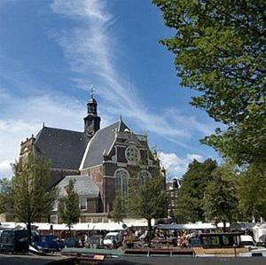 阿姆斯特丹阿姆斯特丹波斯特霍恩酒店的一座大型教堂,上面有一个钟楼