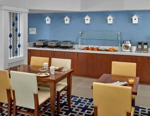 韦斯特莱克克利夫兰西湖圣淘沙集团酒店的一间带桌子和黄色椅子的用餐室
