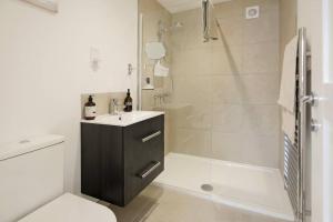 FelphamSeaside Annexe的带淋浴、盥洗盆和卫生间的浴室