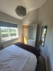 纽敦纳兹Loughinvar, Newtownards的卧室配有白色的床和窗户。