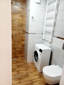 什切青AJP Apartament Szczecin Dąbie的一间带卫生间和洗衣机的浴室