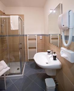 格拉多拉克罗马公寓式酒店的一间带水槽和淋浴的浴室
