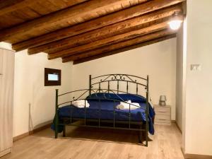 卡尔伦蒂尼Casale Ciricó tra Catania e Siracusa的一间卧室配有带蓝色床单的金属床