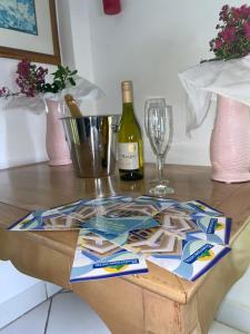 苏弗里耶尔城市中心酒店的一张桌子,上面放着一瓶葡萄酒和一杯