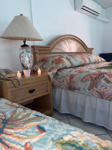 苏弗里耶尔城市中心酒店的一间卧室配有两张床和床头灯。