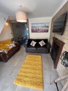 BlaenavonCosy cottage with beautiful mountain views的带沙发和壁炉的客厅