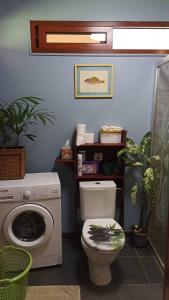 波拉波拉Tiki House的一间带卫生间和洗衣机的浴室