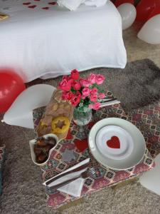 拉维加el paraíso de Butulú 1的一张桌子,上面放着一盘食物和鲜花