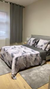 里尔Kechmara hammam&spa的一间卧室配有一张大床和灰色的被子