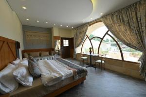 拜特龙Domaine des Oliviers的一间卧室设有一张床和一个大窗户