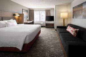 伦顿Sonesta Select Seattle Renton Suites的酒店客房,配有床和沙发
