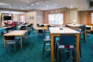 伦顿Sonesta Select Seattle Renton Suites的用餐室配有桌椅