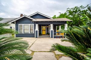 圣安东尼奥Spacious Home Near Downtown San Antonio的蓝色的房子,有黄色的门