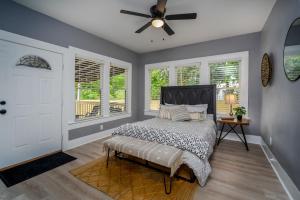 圣安东尼奥Spacious Home Near Downtown San Antonio的一间卧室配有一张床和吊扇