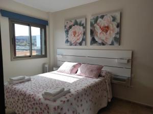 拉雷斯廷加VV LA ISLA的一间卧室配有一张床,上面有两条毛巾