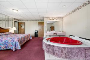 尤里卡斯普林斯Candlewick Inn and Suites的酒店客房在卧室内设有大浴缸
