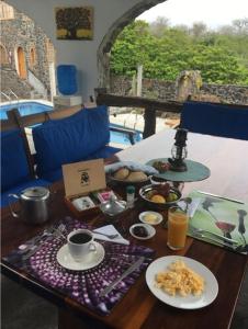 阿约拉港福塔莱萨德哈罗住宿加早餐旅馆的桌子上面有食物和饮料