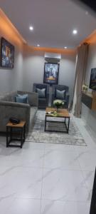 伊凯贾Choice Suites Signature的带沙发和咖啡桌的客厅