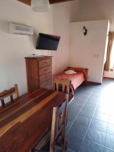 梅洛Barranca Del Indio的一间卧室配有桌子、床和电视。