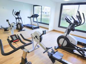 博库泽布库茨昂热西部基里亚德酒店的健身房设有数台跑步机和健身自行车