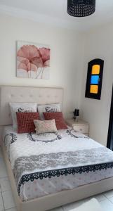 马拉喀什Riad Lyna的一间卧室配有红色枕头的床