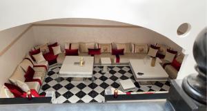 马拉喀什Riad Lyna的客厅享有高空的景色,配有沙发和桌子