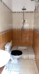 马拉喀什Riad Lyna的一间带卫生间的浴室和墙上的十字架
