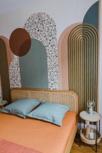 欧塞尔Passage de l'Horloge的一间卧室配有一张带床头板和桌子的床