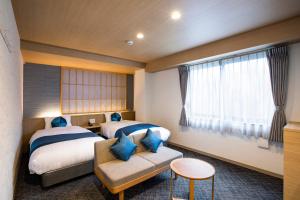 京都Rinn Niomon的酒店客房设有两张床和窗户。