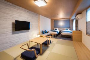 京都Rinn Niomon的一间酒店客房,设有两张床和电视