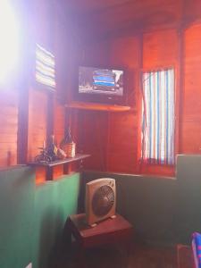 麦马拉Sumaj Rústica的客房内配有电视和风扇。