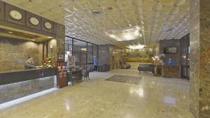 迪拜Grand Astoria Hotel的大楼的大堂,天花板上设有钟表