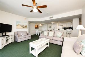 代托纳海滩Unit 2430 Ocean Walk - 2 Bedroom Ocean View的客厅配有白色家具和平面电视