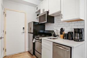 Cozy Studio Apt with In-Unit Laundry and Wi-Fi! - Montrose 111的厨房或小厨房