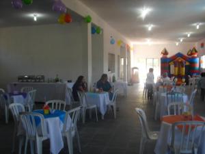 阿蒂巴亚CHÁCARA ATIBAIA的一间设有白色桌椅的用餐室,可容纳2人