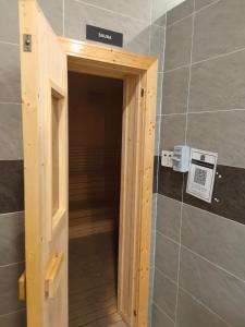 加影Nur Mateen's Studio - Vista Bangi Service Apartment的浴室里的一个房间的木门