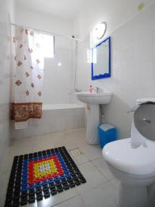 希瓦Islambek Hotel & Travel的一间带卫生间和水槽的浴室