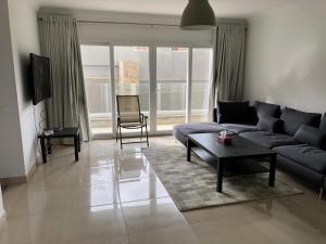 开罗Serviced apartment -Sheraton Al Matar (Ocean blue)的客厅配有沙发和桌子