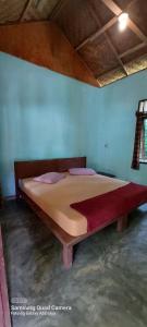 武吉拉旺Lawang Inn的一间卧室,卧室内配有一张大床