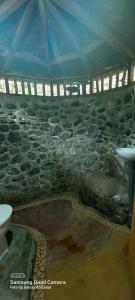 武吉拉旺Lawang Inn的石屋设有卫生间和水槽