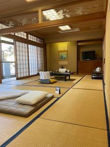 Minamiechizen川端屋　kawabataya的一间设有床铺和电视的房间