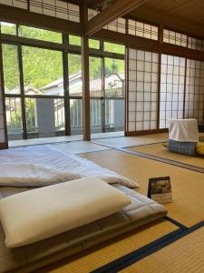 Minamiechizen川端屋　kawabataya的带窗户的客房内的一张床位
