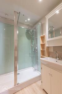 阿尔克河畔博讷瓦勒LA CAZETTA的带淋浴和盥洗盆的浴室