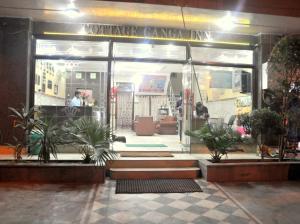 新德里恒河小屋旅馆的前面有盆栽植物的商店