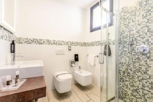 米兰Acca Palace AA Hotels的浴室配有卫生间、盥洗盆和淋浴。