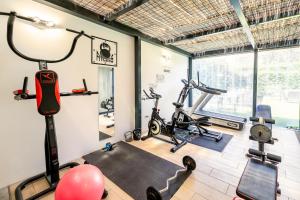 米兰Acca Palace AA Hotels的健身房,配有跑步机和健身器材