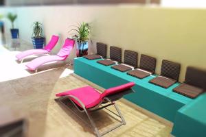 圣丹尼斯Hôtel Select - Réunion的等候室里一排粉红色的椅子